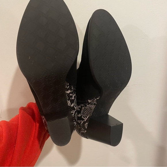 Vionic Naomi black suede snake print water resistant ankle boots size 11 - Picture 7 of 7